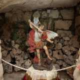 ...e una nicchia votiva con una statuetta di San Michele